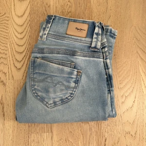Pepe Jeans  - Säljer ett par fina jeans från Pepe Jenas. Köpte i våras och är i bra skick. 