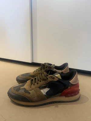 Valentino storlek 40  - Storlek 40 stor i storlek passar även 40,5-41 