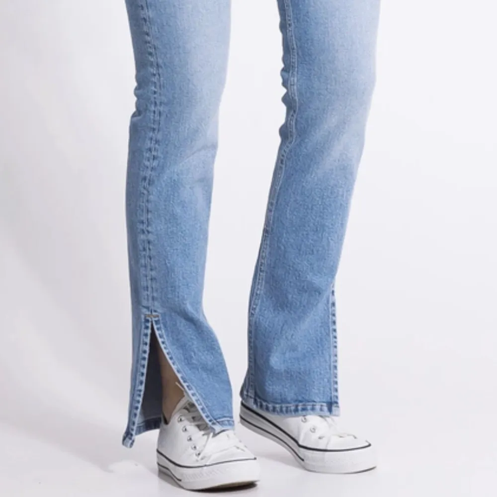 Säljer dessa jeans då de inte passar. Typ oanvända.  Bra skick . Jeans & Byxor.