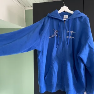One of one hoodie limited edition - Köpt sommaren 2020 för 1000kr. Limited edition och sparsamt använd💙.  priset är förhandlingsbart!