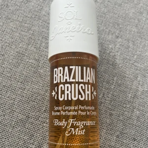 Sol de Janeiro Cheirosa 62 - Sol de Janeiro mist, nr. 62 Använd några gånger se bild. Den stora flaskan, 240ml.  Förpackningen är originalet innan den gjordes om då flera nya dofter kom. Se bild.   Inga skambud, den är inprincip full.