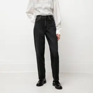 Jeans ”1993 Vintage Black” från Acne Studios i storlek 26/32. Nypris 2900. Väldigt sparsamt använda.  Innerbenslängd: 74 cm Lår: 30 cm Ytterbenslängd: 104 cm 