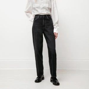 Svarta Acne Jeans - Jeans ”1993 Vintage Black” från Acne Studios i storlek 26/32. Nypris 2900. Väldigt sparsamt använda.  Innerbenslängd: 74 cm Lår: 30 cm Ytterbenslängd: 104 cm 