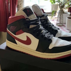 Air jordan 1 Mid ’gym red’ - Säljer ett par jordans gym red storlek 44,5. Skorna kommer bli strykta så det kommer inte att vara några creases men det ända felet med dom är att dom har lite soledrag som man kan se på bilden. Därav priset.