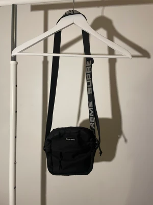 Supreme väska - Hej säljer en supreme Axel väska  I färgen svart one size