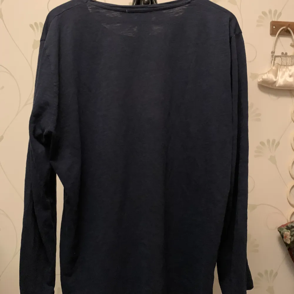 Blå långärmad tröja från Hope. I mycket bra skick, storlek 50 (M/L). . Tröjor & Koftor.