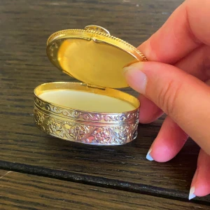 Vintage ask - Liten vintage ask med opal i locket och vackert dekorerade sidor 
