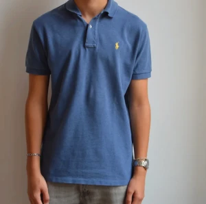 Ralph lauren piké  - Riktigt snygg piké från Ralph Lauren. Mycket bra skick till en kanonpris!  Nypris:899kr. Hör av dig vid frågor! 