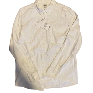 Zara skjorta. - Tja. Seljer nu denna zara skjortan i strl M den är helt ny aldrig andvänd. Skriv för mer information.pris kan diskuteras.