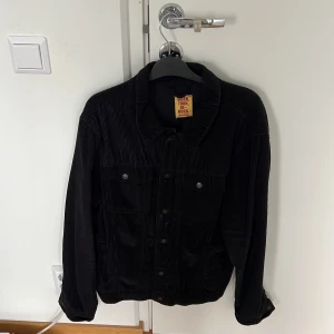 Svart jeansjacka - Pull & Bear - Svart jeansjacka från märket Pull & Bear säljes i befintligt skick.  Strl L