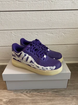 Nike Air Force 1 Purple Skeleton  - Nike Air Force 1 Purple Skeleton  Size 42,5 Skick 9/10 (knappt använda) Lådan finns kvar