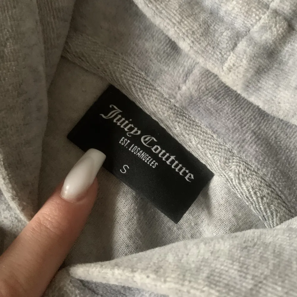 Säljer min gråa juicy couture kofta i handduks materialet. Säljs pga den inte kommer till användning. I nyskick nypris 1299kr, pris kan diskuteras vid snabb affär🤍. Hoodies.