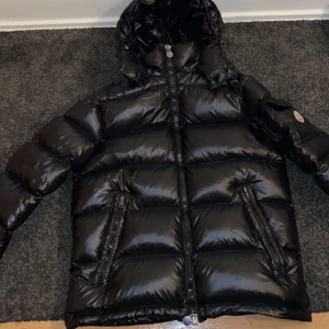 Moncler maya - Hej! Jag säljer min Moncler jacka andledningen till att jag säljer den är att jag har vuxit ur den och har köpt en ny jacka, pris kan diskuteras!