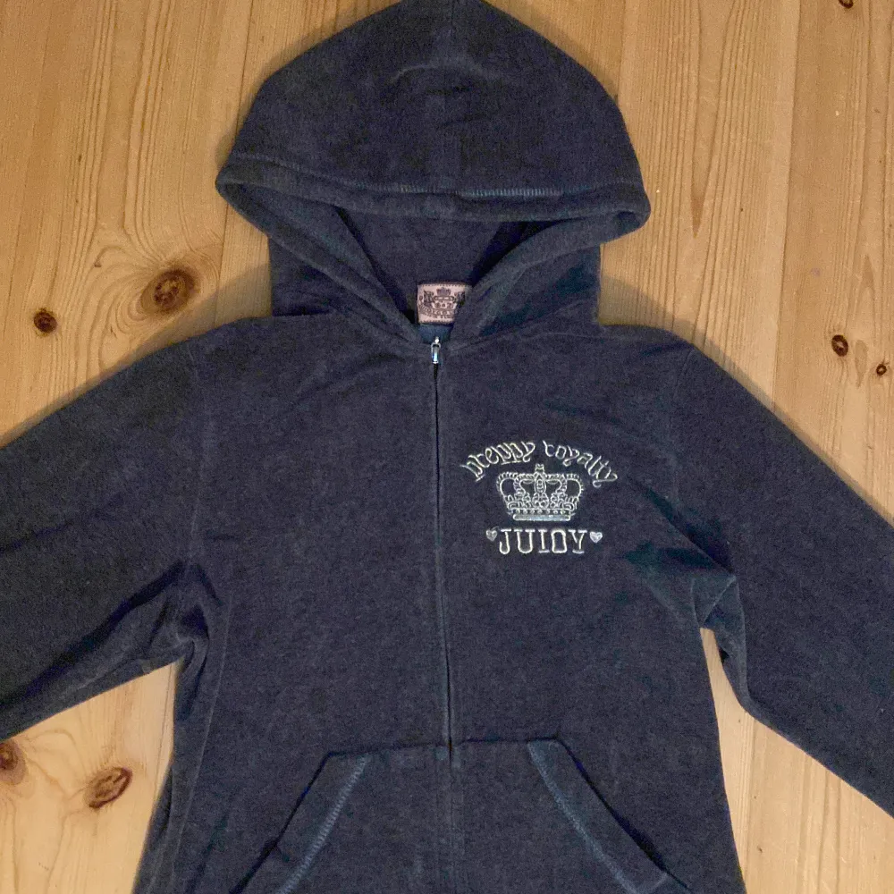 En supersnygg vintage zip up hoodie från Juicy Couture!❤️Dragkedjans berlock har ramlat av men den funkar lika bra att dra upp och ned!. Hoodies.