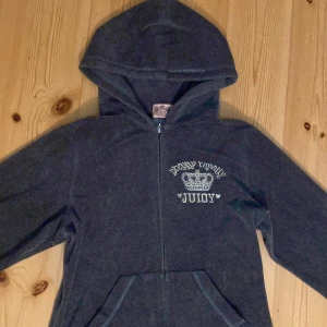 Juicy Couture zip up - En supersnygg vintage zip up hoodie från Juicy Couture!❤️Dragkedjans berlock har ramlat av men den funkar lika bra att dra upp och ned!