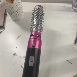 Värme borste - Värme borste, dyson dupe. Har själv en dyson och tycker faktiskt dom är lika bra!! Säljer för 280kr köpte för 599kr 💘kommer i fyra olika delar borste,fön och två lock styck  Skriv vid fler frågor eller bilder 