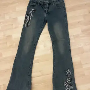 Säljer dessa unika jeans som jag köpte för ngt år sedan! Bara använda en gång, nyskick. Stretchigt material och väldigt bekväma. Sitter bra på mig som brukar ha M eller S i byxor. Midjemått är ungefär 37 cm och innerbenet runt 22 cm! Bootcut och lågmidjad