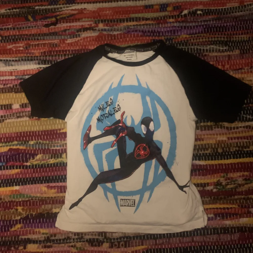 Miles Morales spiderman tröja, bara använd 2 gånger. Sitter lite löst på xxs, passar på xs och sitter tajt på S. Är också till 7-8 åringar 💗. T-shirts.