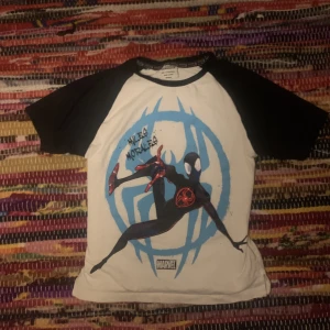 Spiderman tshirt - Miles Morales spiderman tröja, bara använd 2 gånger. Sitter lite löst på xxs, passar på xs och sitter tajt på S. Är också till 7-8 åringar 💗