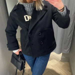 Design by si kappa - Säljer min svarta korta kappa ifrån design by Si, då den inte kommer till så mycket användning längre. 