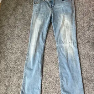 Ljusblå jeans från diesel mer slitningar, bra skick💓