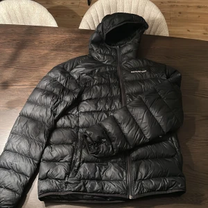 Peak performance vinterjacka  - Peak performance vinterjacka herr, väldigt skön och varm vinterjacka som är hel och fin. Väldigt fint skick. Hör av er vid mer frågor. Passar xl väldigt bra.