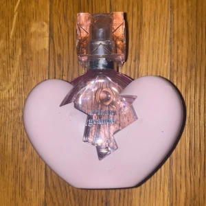 Parfym  - Ariana grande parfym köpt på kicks. Det är en 30 ml parfym med hälften kvar så va 15 ml. Nypris 500kr. 