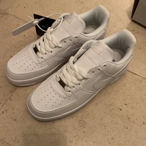 Nike Air Force One - Köpte dessa till min son, var för små. Jag tror inte de är helt äkta men väldigt nära. Jag betalade 700 kr säljer dem för 600 inkl frakt 