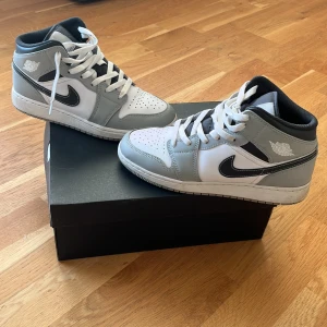 Air Jordan 1 mid light smoke grey  - Köpta på merchsweden för lite drygt ett år sedan. Kan tänka mig att gå ner i pris. Köpta för 2800kr