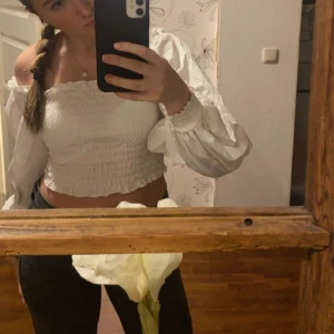 Fin vit tröja - Tänkte sälja denna jättefina vita tröja från bikbok, säljer pågrund av att den inte kommer till användning som den borde! Jättefin tröja 