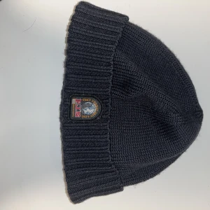 PARAJUMPERS - Mössa svart - Parajumpers mössa i svart. Storlek unisex. Knappt använd och inga fläckar, skick 9/10.