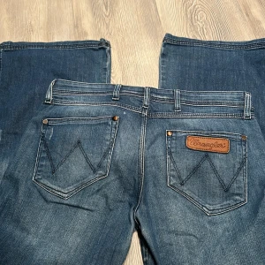 Lågmidjade bootcut jeans - Säljer dessa snygga lågmidjade bootcutjeansen. Så snygga men tyvärr för små för mig. Därför finns inga bilder på. Köpt second hand. Innerbenslängd 75cm, midjemått 80cm