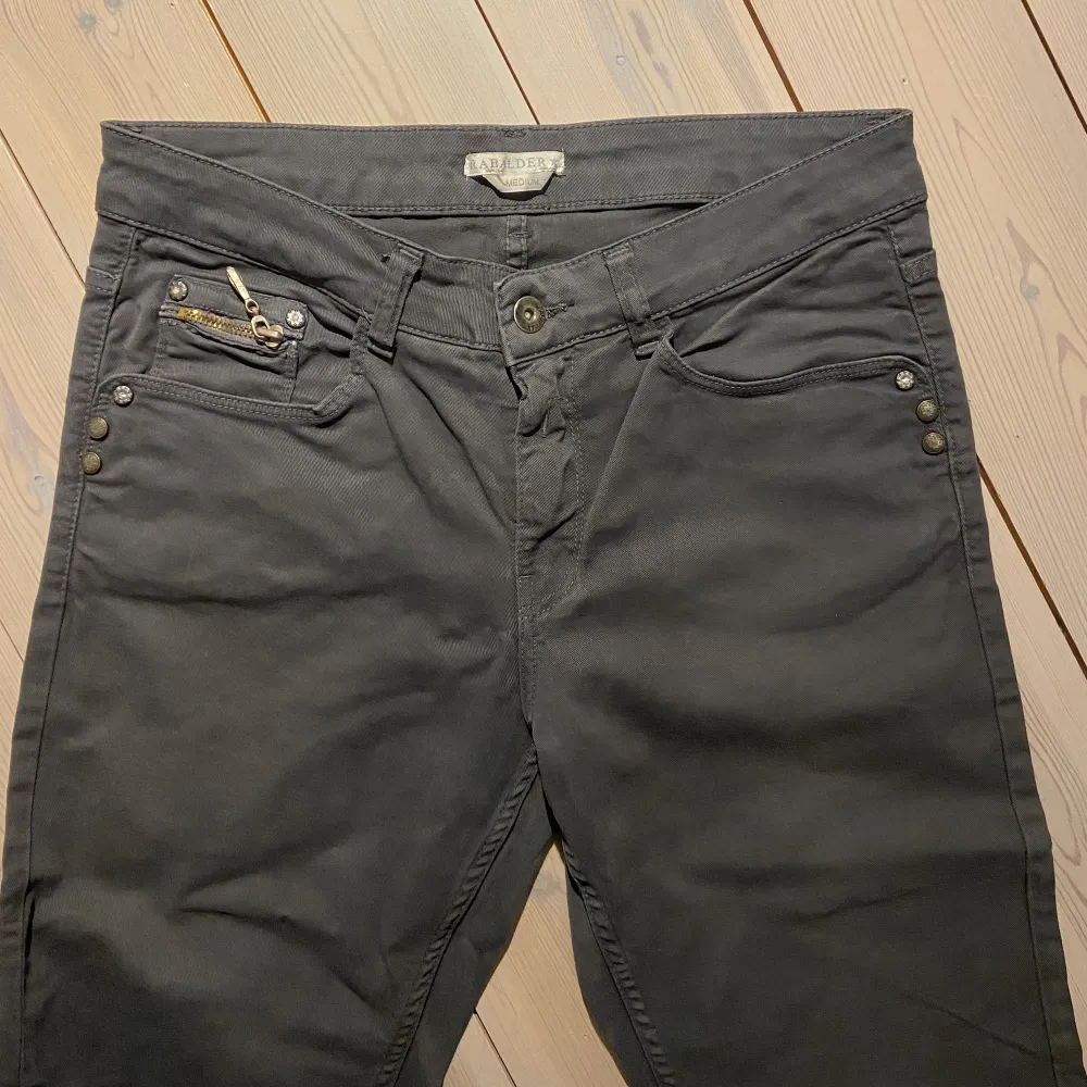 Mörkgrå jeans från rabalder. Mycket fint skick. Storlek M men något små o storleken. Snygga!. Jeans & Byxor.