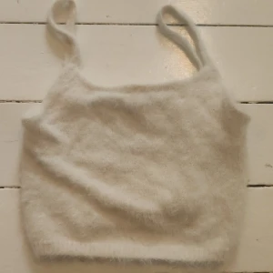 Luddig Gulligt linne - Vitt gulligt "luddigt" linne. Märkt Strl XXS men passar en xxs-s, stretchigt! Skulle uppfatta till en Xs.