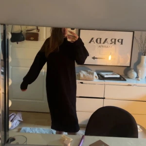 Stickad klänning  - Säljer denna stickade klänning med lite slits ner därför att den inte kommer till användning så som jag trodde!🫶🏽 väldigt fin nu till hösten och väldigt långa mysiga armar! Skriv vid frågor!💕