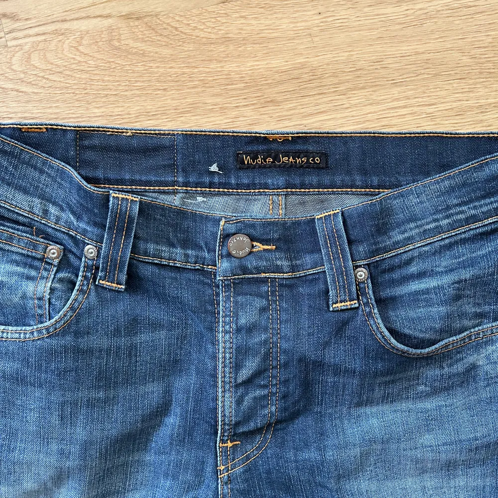 Nudie jeans. Säljer dessa för dom inte passar mig längre. Skick 8/10 (slim fit). Jeans & Byxor.