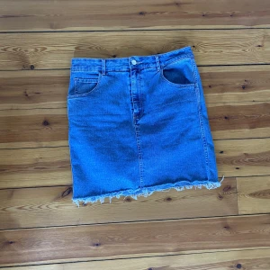 Jeans kjol - En skön och bekväm jeanskjol från H&M i storlek 42 <3
