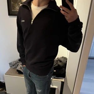 LES DEUX - half zip hoodie 💙💫 - Säljer en riktigt snygg half zip hoodie från Les Deux i färgen marinblå. Den är väldigt varm och nog en av det skönaste materialena jag har testat👌💙💫 skick 9/10 ny pris 1900, skriv om ni har några funderingar eller vill ha fler bilder 🌟💙