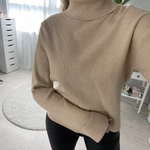 Stickad polotröja  - Jättefin stickad tröja i superskönt material från nakd! I toppskick då den knappt är använd⚡️❤️Passar small och medium