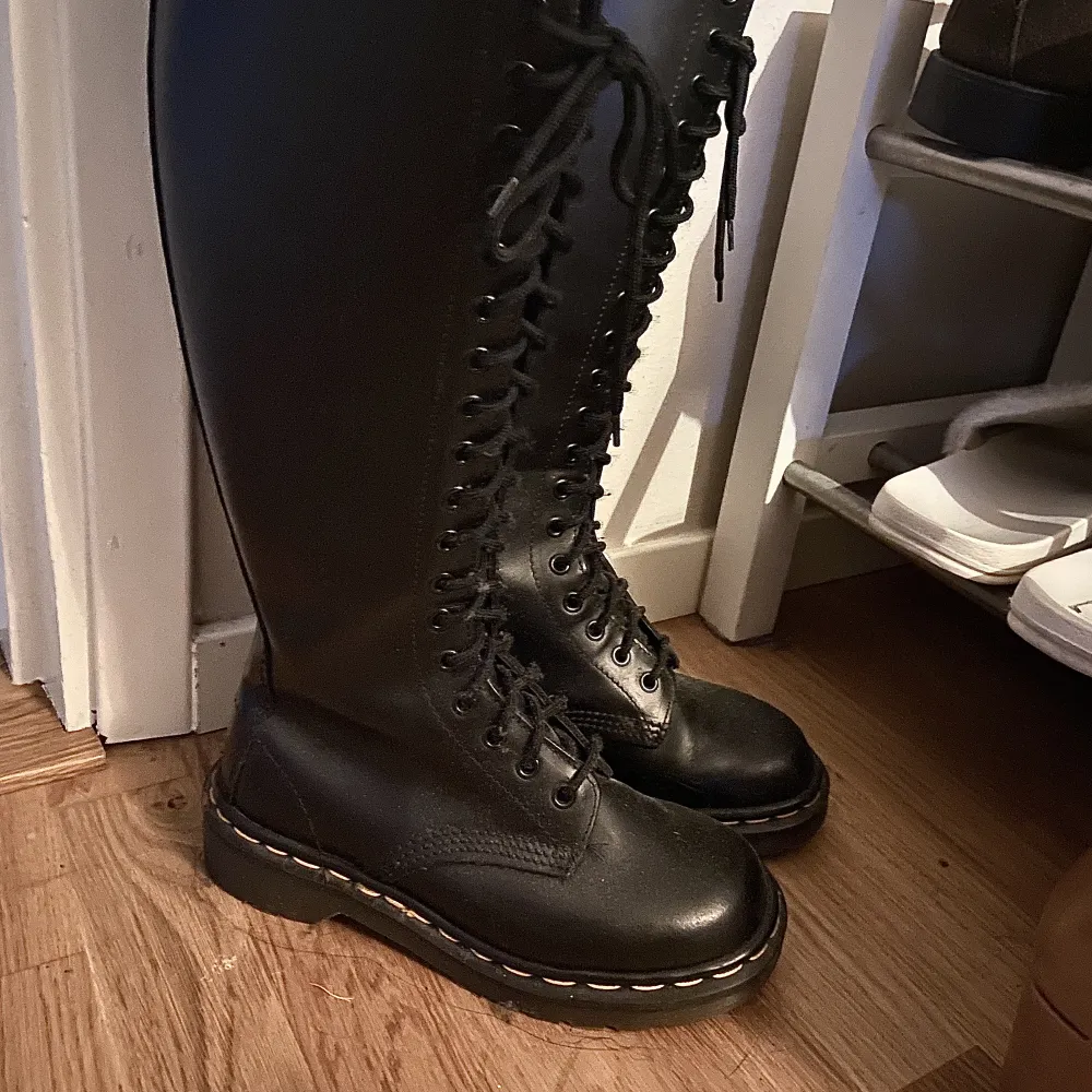 Skit coola äkta Dr.Martens kängor, helt nya endast använt fåtal gånger💗 Nypris 2595kr . Skor.