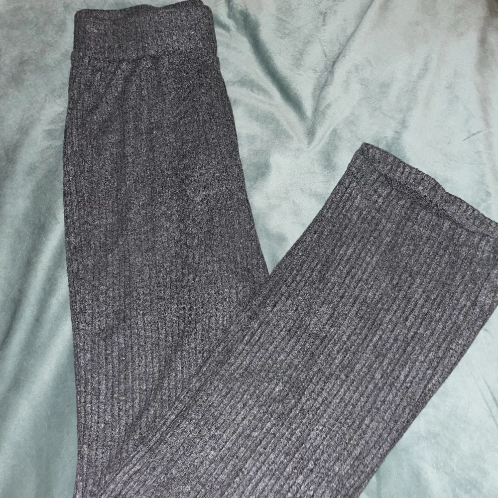 Ribbade mjukisbyxor ifrån Gina tricot i storlek S. Byxorna är gråa och har raka ben. I jätte fint skick :). Jeans & Byxor.