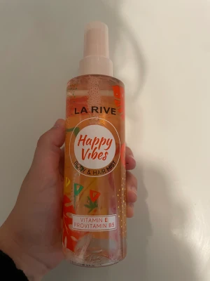 Parfym - Det är en body & Hair mist och det är typ en parfym fast mildare så man kan ta typ 5 sprut i håret och på kroppen. Ca 190 ml kvar. Kostar 250 kr