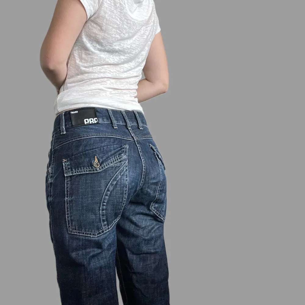 as snygga straight/baggy (beroende på storlek) jeans från Grant. Storlek W32 L32. Lite korta för mig som är 175. Lite kortare vore perfekt. 🤍. Jeans & Byxor.