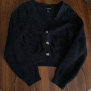 kofta - Säljer denna oversized kofta från monki. Har endast använt 3 gånger så den är nyskick. Storlek: s