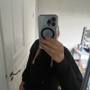 Svart hoodie  - Svart hoodie som inte kommer till användning💗