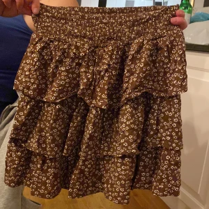 Brun vit blomig kjol! - Den är jätte bra till sommaren eller utomlands, stretchig och skön!