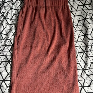 Midkjol - Midkjol från GinaTricot. Aldrig använt den och har även prislappen. Köptes på rean för 70kr. Storlek S. 