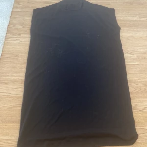 Lång klänning med polo - Lång polo klänning med korta ärmar