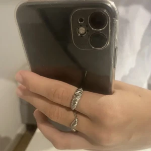 silver ringar  - Jättefina ringar från olympia rings, använda få gånger och är i jättefint skick. Ringarna är justerbara så storleken går att ändra och gjorda av 925sp (nickelsäkra). 40kr/st, köpare står för frakt! OBS endast den ”vågiga” kvar (den till höger på 2:a bilde