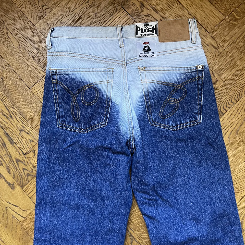 Säljer dessa blue washed straight jeans från PUSHBUTTON. Storlek S. Jätte bra skick (som nya). Nypris ligger på 455€. . Jeans & Byxor.